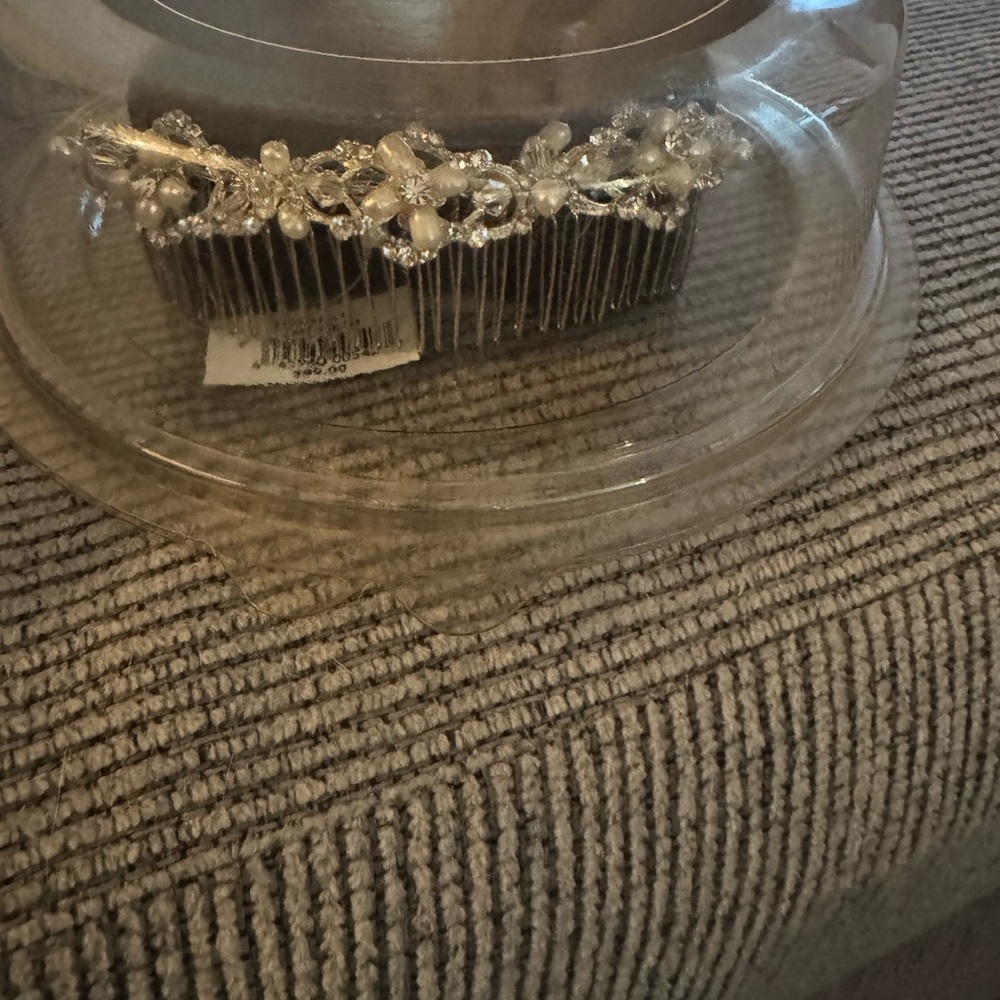 NWT IOB David’s Bridal pearl and crystal comb